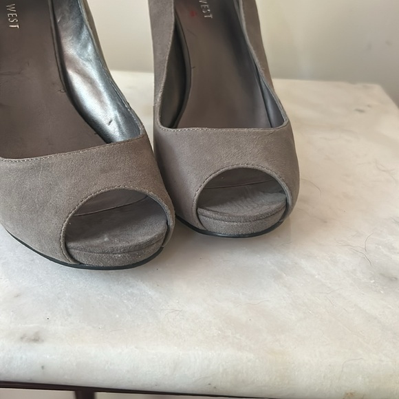 Nine West Suede Peep-Toe Pumps, size 8 1/2, EUC - Picture 4 of 6